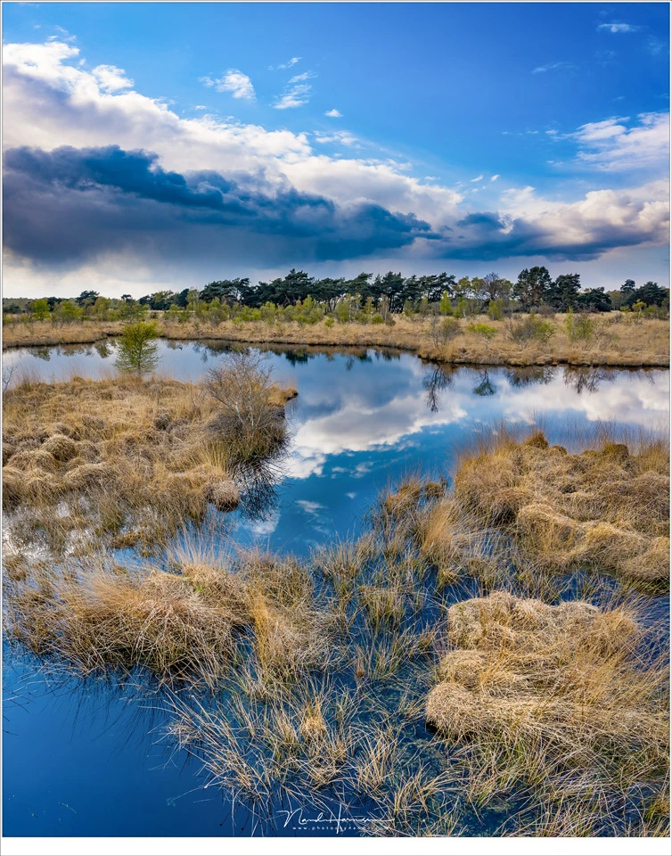 These ponds in the moorland are almost impossible to photograph; you cannot reach it. But with the drone it is possible. Again, only from a few meters high to keep a normal perspective (DJI Mavic Pro 2 | ISO100 | f/5,6 | 1/400 | panorama from 3 shots)