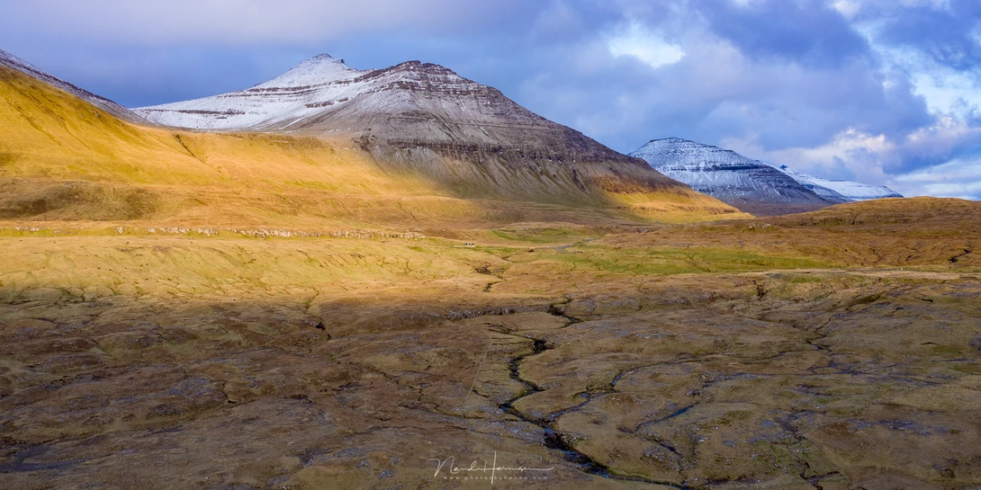The planes of the Faroe Islands during sunset, looking towards Slættaratindur. The higher vantage point show a completely different landscape than from below. (DJI Mavic Pro 2 | ISO100 | f/5,6 | 1/60)