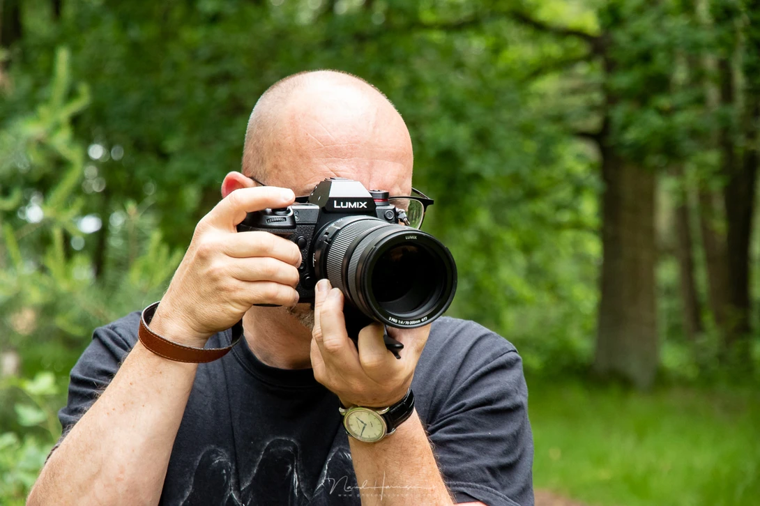 Me, using the Panasonic Lumix S1. It fits perfect in my hand (and I don't have large hands). I loved using the camera. (Photo by Hetwie (www.hetwie.nl)