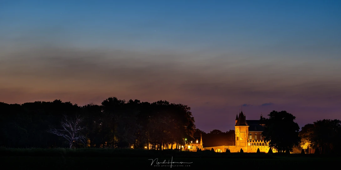 Castle Heeswijk-Dinther during evening twilight. One single exposure could capture the complete dynamic range. (74mm | ISO800 | f/6,3 | 40sec) 