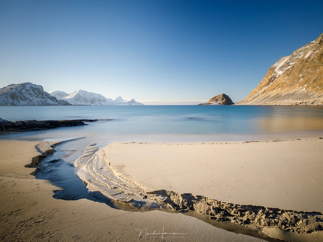 Haukland; the famous beach at Lofoten at high noon. Not a cloud in the sky and relatively harsh light makes the photo a bit boring. Even the composition, leading lines and long exposure cannot make it more attractive. (EOS 5D4 + 19mm | ISO50 | f/11 | 30se
