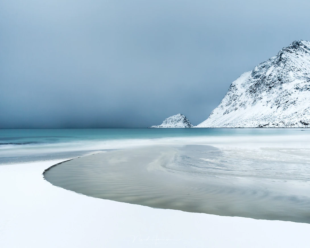 Haukland beach during high noon, with a snow storm on its way. The situation is much different from the previous photo of Haukland I showed. Again, some leading lines and longer exposure, but this one is much more interesting (EOS 1Dx + 24mm | ISO100 | f/