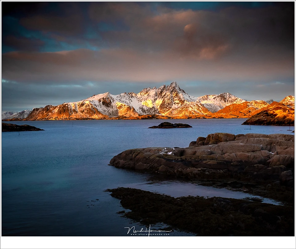 Of course, the golden hour is a wonderful moment to shoot landscapes. But also for this moment, the light can change sudden. This golden light lasted long enough for a few photos before it disappeared again. (Panasonic Lumix GX9 + 17mm | ISO640 | f/8 | 1/