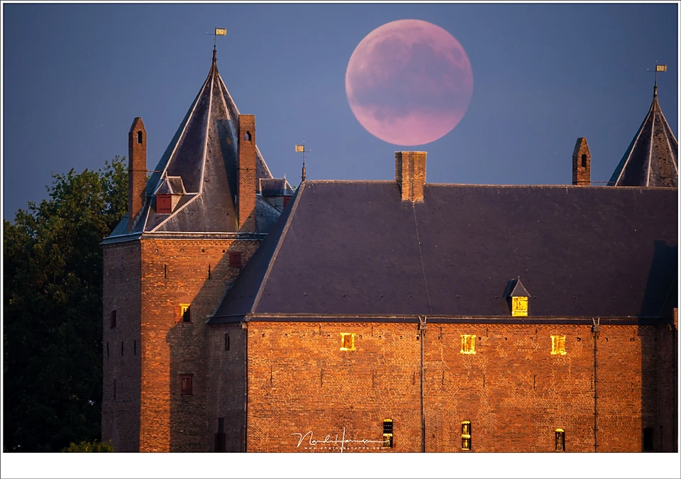 This is the photo I had in mind. But I failed, partly because the focal length was too long. This photo is the result of two photos I made with the EF 800mm, stitched in Photoshop.