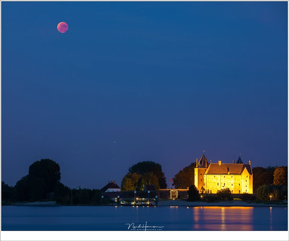 This was the reality, shot with my trusty EF70-200mm at 120mm focal length. If you compare this photo with the previous one, you can see what difference the 800mm makes compared to 120mm. It is amazing. (EOS 5D4 +120mm | ISO1600 | f/4,5 | 1 sec)