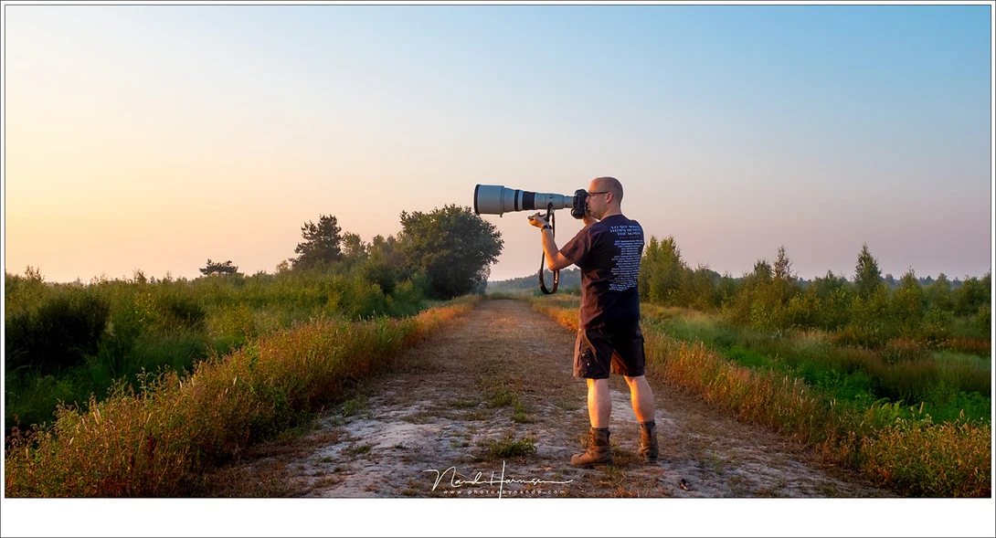 A selfie, being brave with that heavy EF 800mm lens. The lens and camera weighs 6 kilograms. It is possible to shoot like this, thanks to the 4 stop image stabilisation, but the only proper way is with a monopod or a sturdy tripod.