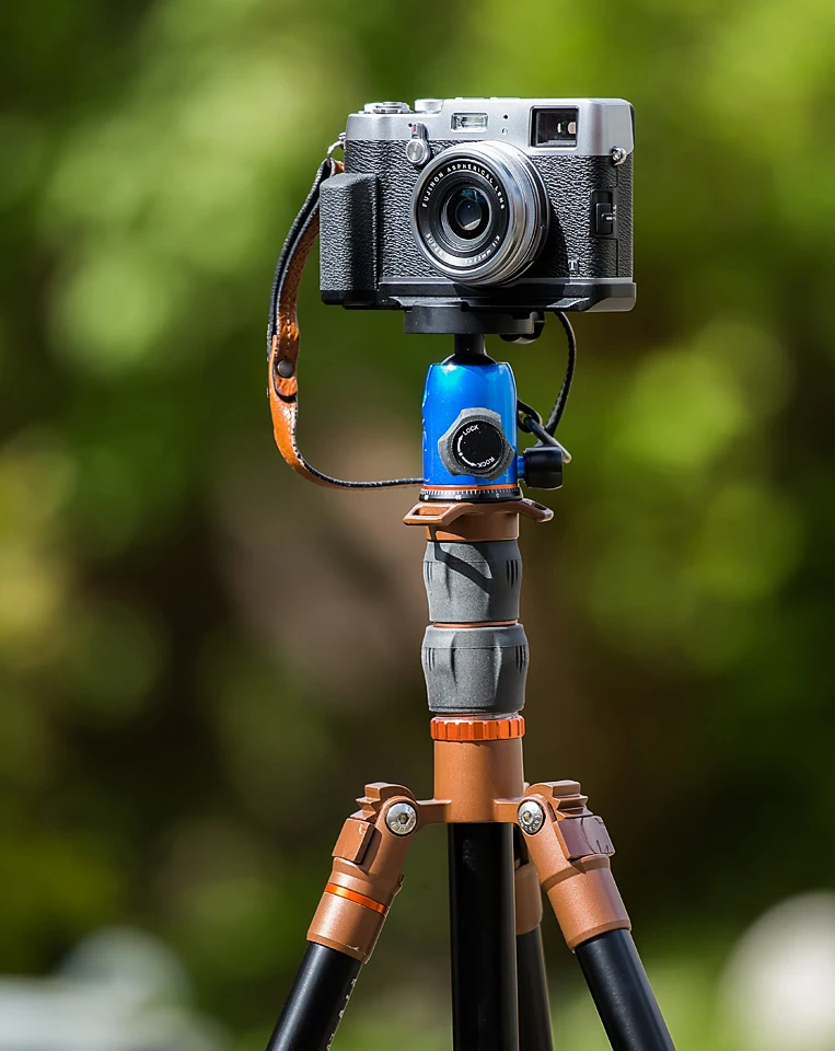 My first choice was the 3LT VYV from the PUNK series. An aluminium tripod, small and light weight. Perfect for the Fujifilm X100t. But also my large dslr can be used with this tripod. Perfect, isn't?