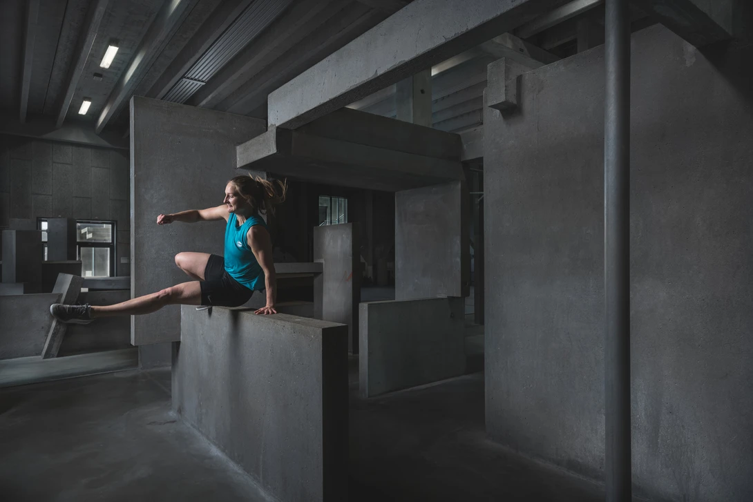 Andy Day BGI parkour photoshoot - Emilie speed vault