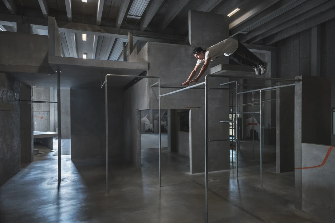 Andy Day BGI parkour photoshoot - Dennis rail dive