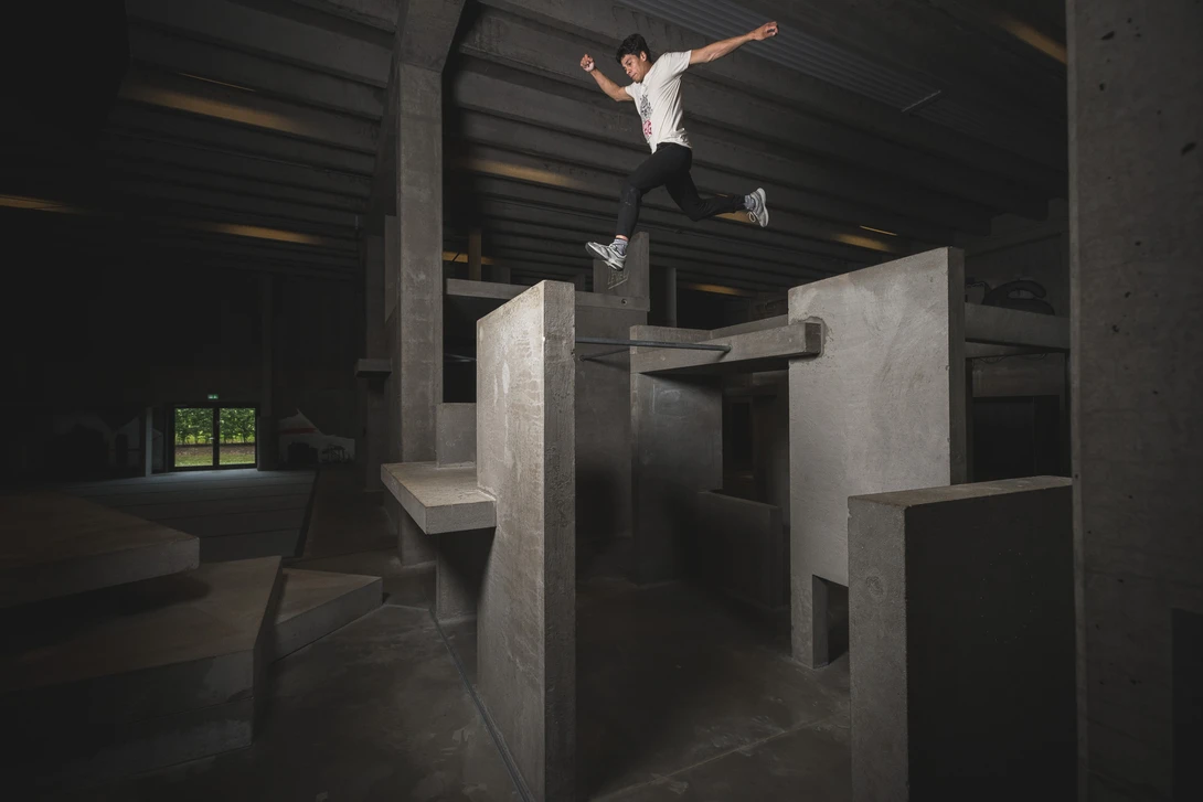Andy Day BGI parkour photoshoot - Dora, stride