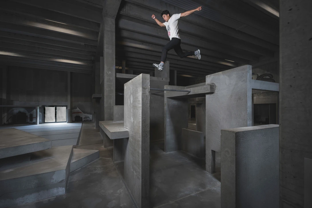 Andy Day BGI parkour photoshoot - Dora, stride