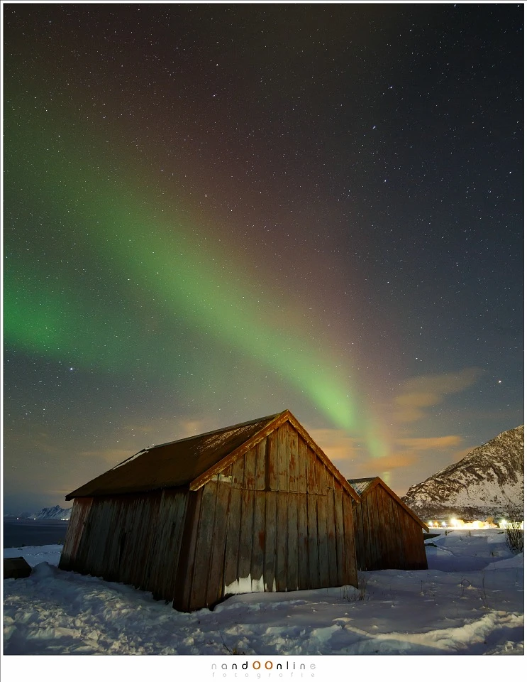 One of my first photos of the northern lights. I used a longer exposure time to make sure I captured it. But I learned you will lose details in the curtains of the lights, by using long exposure times. (EOS 1Dx + 17mm | ISO3200 | f/4 | 30 sec)