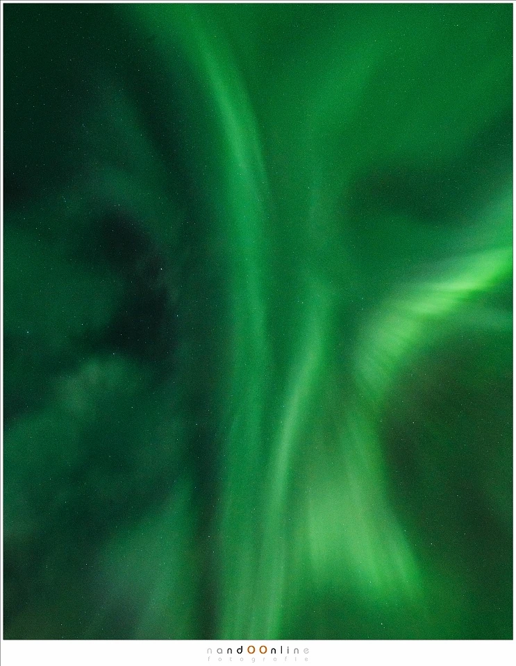 Shooting the polar lights without any foreground is also possible. In that case you need to play with the lines in the sky. If no nice patterns form, the photo may turn out to be boring. (EOS 1Dx + 24mm | IS3200 | f/5,6 | 8sec)