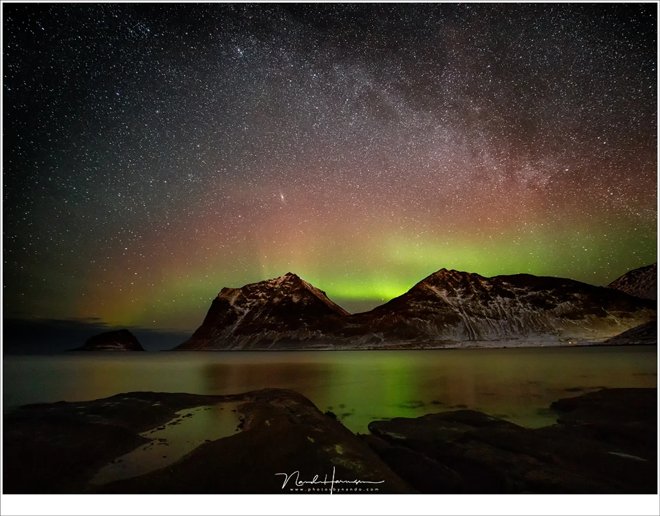 Photographing polar light is similar to photographing the Milky Way. If you can do the latter, you will succeed in succesfully shooting the polar light. (EOS 5D4 + 16mm | ISO12800 | f/2,8 | 30sec foreground and 10 sec for the sky)