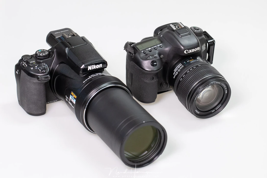 The Coolpix P1000 is not a small camera. It has the size of a Canon EOS 7D mark II. But if you would place a similar zoom lens to the DSLR, it probably would be impossible to carry with you, something you can do easily with the P1000