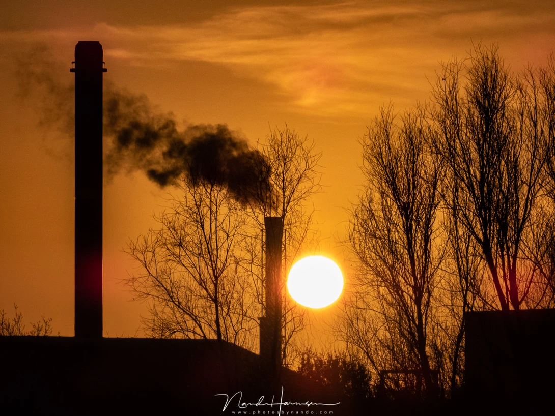 An industrial sunrise. This image allows a base ISO level. Therefor the quality is reasonable. (345mm (FF equivalent) - ISO100 - f/8 - 1/2500)
