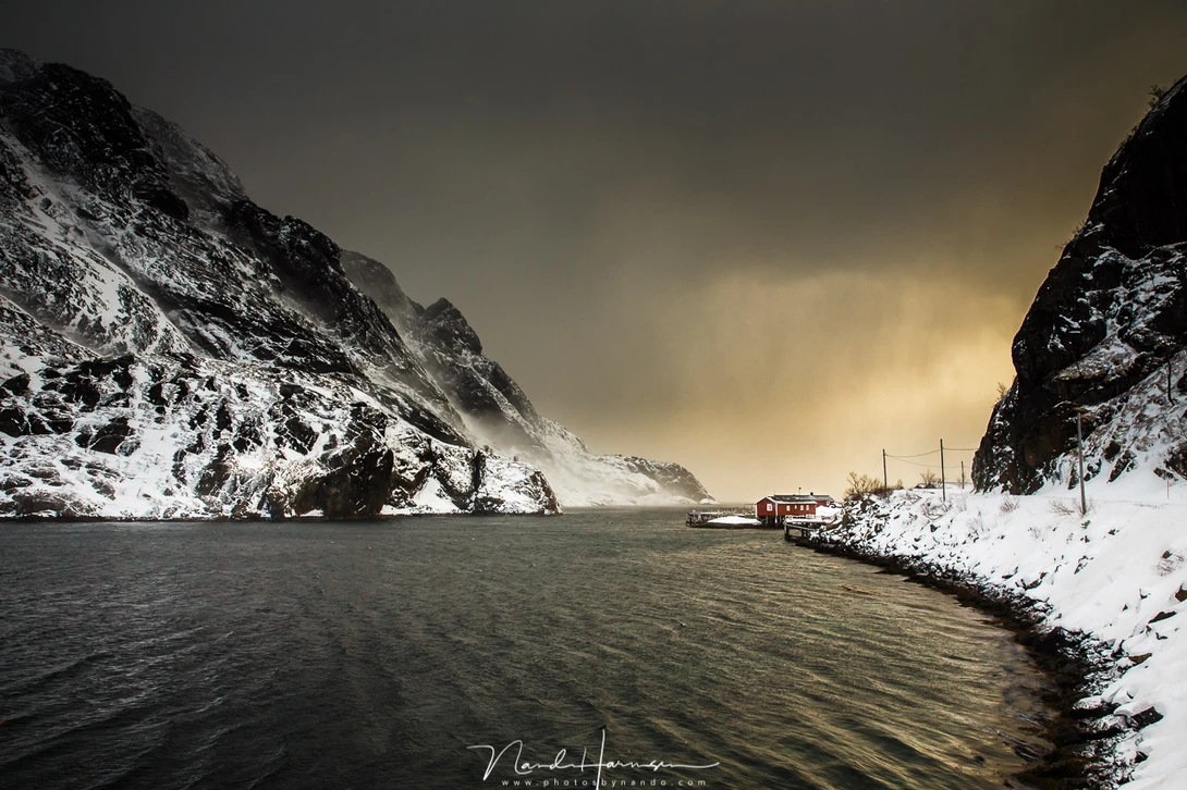A GND filter does not take mountains into account, resulting in not only a darkened sky, but also in dark mountain tops.