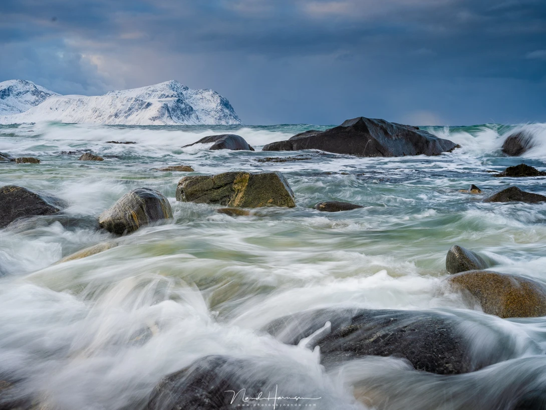 Shooting on a beach at Lofoten with the tides coming in. Working with the Haida filterholder is really easy, which allows you to keep an eye on the waves. (63mm | ISO400 | f/22 | 1/9s | Haida 0,9GND medium + CPL)