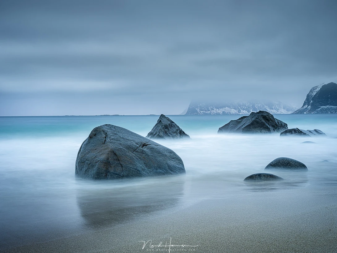 Using long exposures on a beach at Lofoten. You have to be patience with it and wait for the exposure to finish while the wave come crushing in. (63mm | ISO100 | f/11 | 60s | Haida ND1000 + CPL + 0,9GND medium)