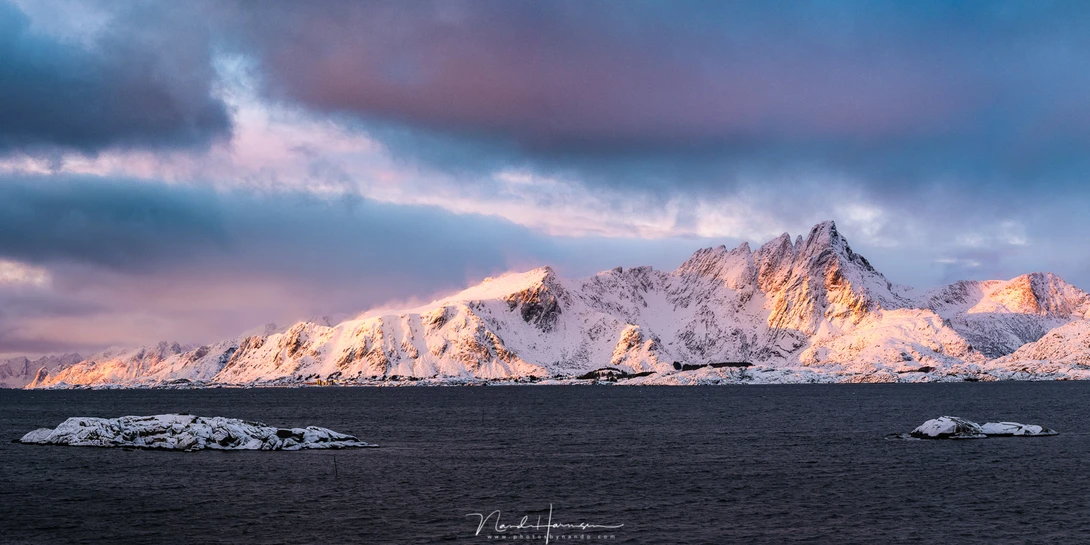 Sunrise at Lofoten. (63mm, ISO640, f/8, 1/60s handheld) 