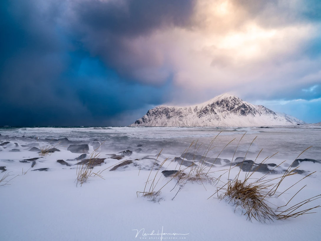 Light and darkness at Skagsanden Beach (23mm, ISO400, f/11, 1/60s, handheld)