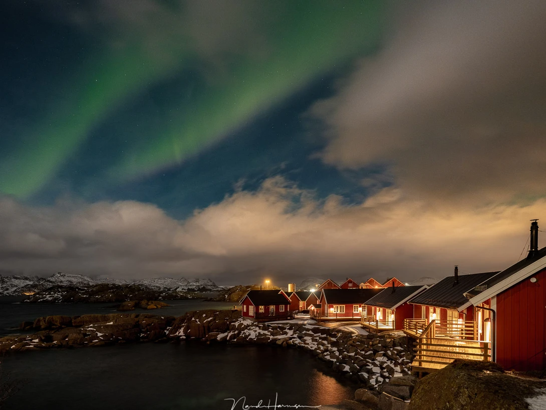A glimpse of northern lights (23mm, ISO1600, f/4, 5s, from tripod)