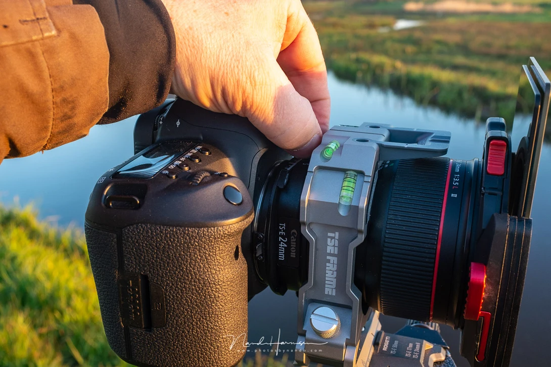 It is difficult to rotate the knobs of the lens with the TSE frame in place.