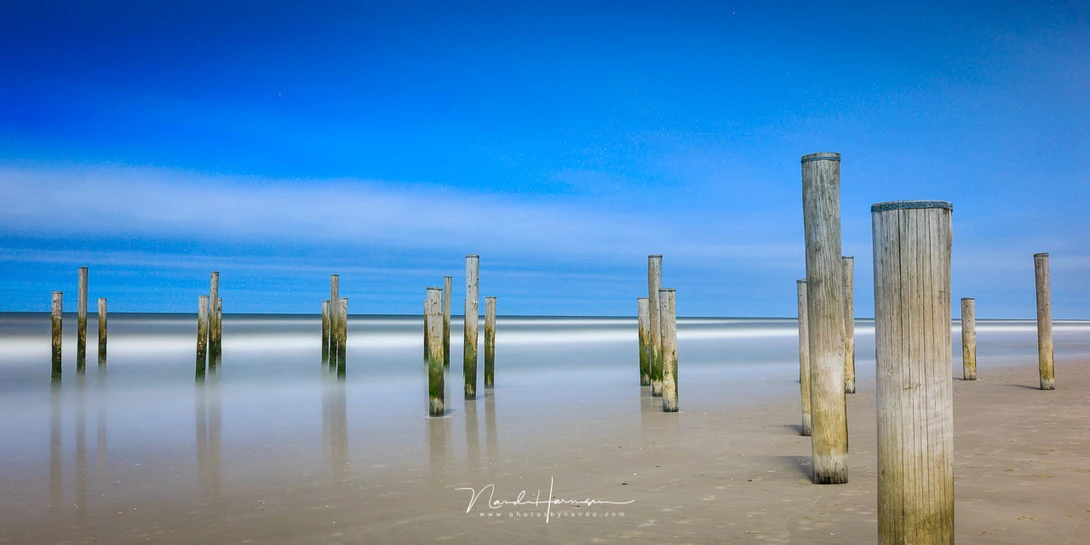 I made another exposure of one hour at sea, when it became low tide. I wonder how half an hour would have looked, but I didn't have more time available to try. (Canon EOS 5D4 + EF16-35mm @ 28mm, ISO100, f/11, 3600 seconds)