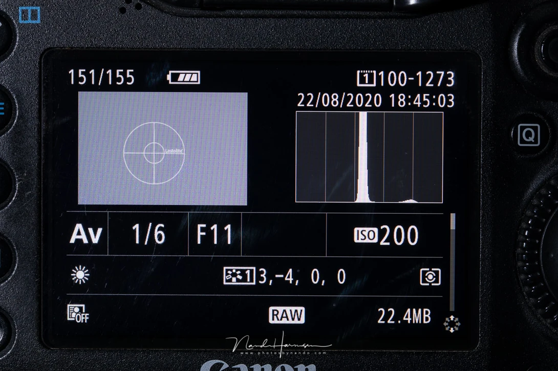 When I use a 18% Gray Card the light meter measures the correct amount of reflected light. With this shutter speed I the white and black sheets will look... white and black.
