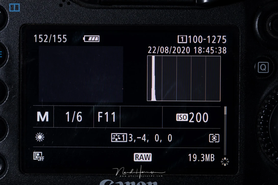 With the shutter speed measured on the gray card, the photo of the black sheet will be exposed correctly, not influenced by the dark tones of the sheet.