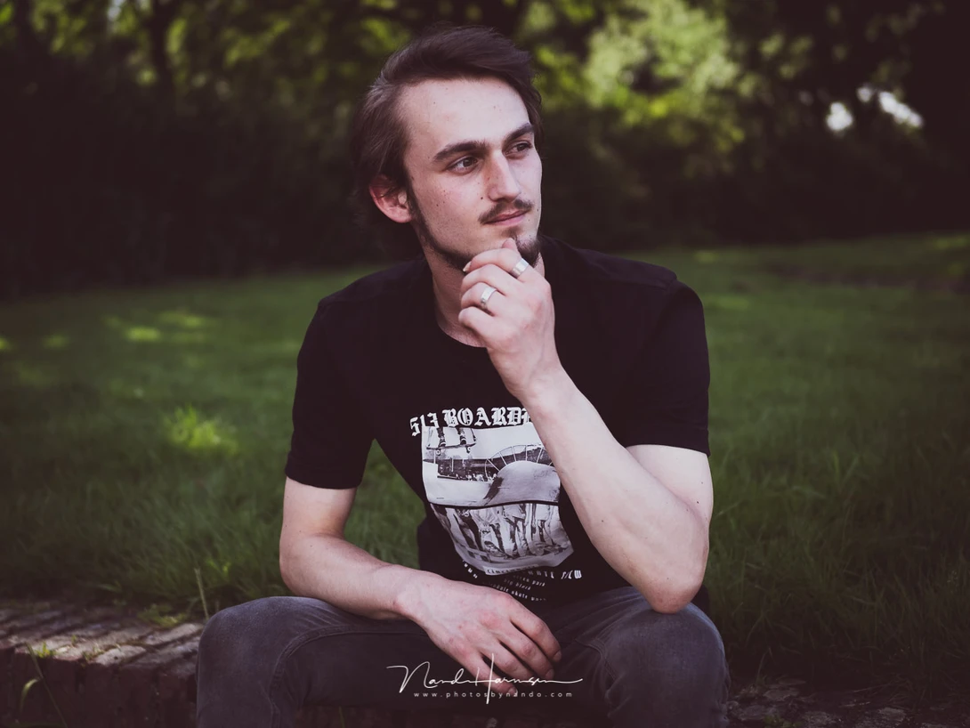 The 25mm f/1.2 lens is perfect for portraits. The camera has eye-AF and it works fine. (M.Zuiko 25mm, ISO200, f/1.4, 1/2500)