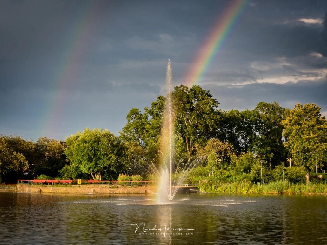 Capturing a rainbow in the sky, and in the fountain (MZuiko 12-40mm @ 34mm, ISO400, f/11, 1/125) 