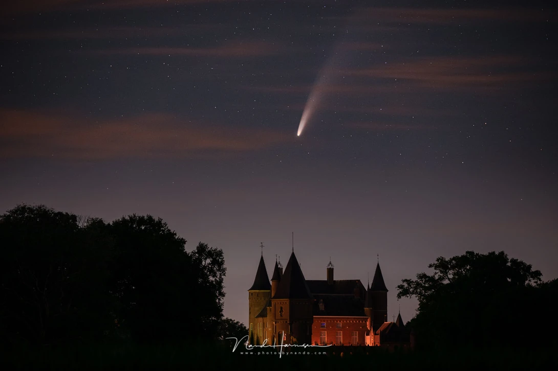 Comet NEOWISE and the Castle of Heeswijk-Dinther. The Haida Clear Night filter is used (140mm - ISO6400 - f/2,8 - 2 sec)