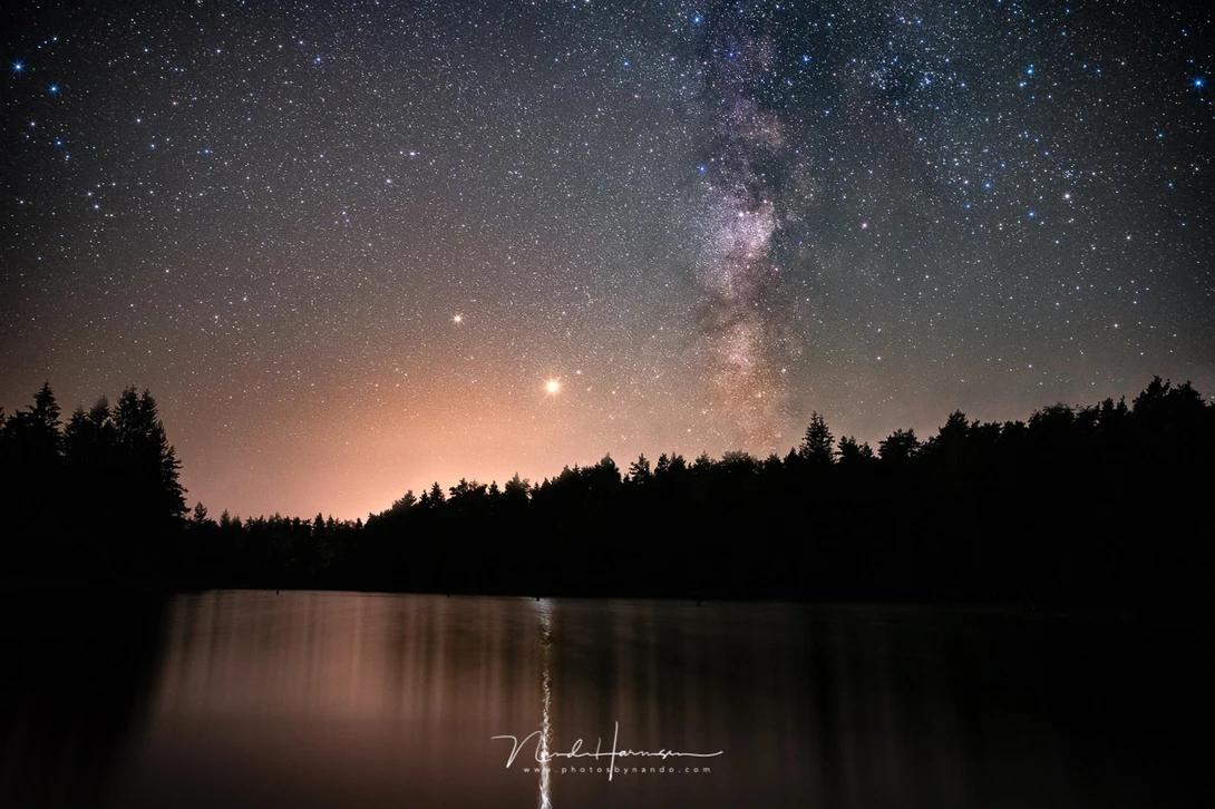 A post-processed image of the Milky Way, shot with the Haida Clear Night to remove as much color cast as possible (24mm - ISO12800 - f/2,8 - stack of ten 15 sec images)