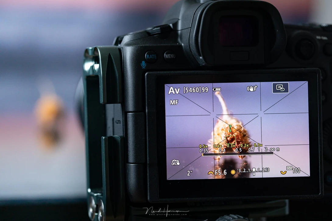 The manual focus bar will provide very accurate focusing when combined with the 1080 degrees turn of the focusing ring.