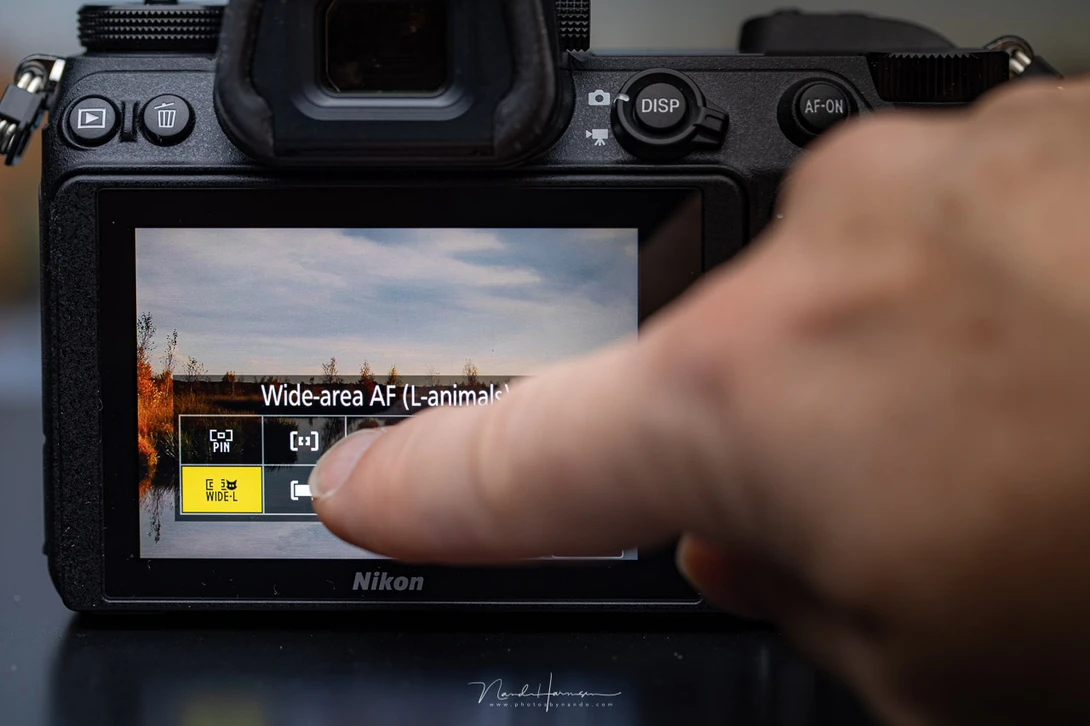 The quick menu holds twelve functions, that can be chosen by touchscreen or buttons.
