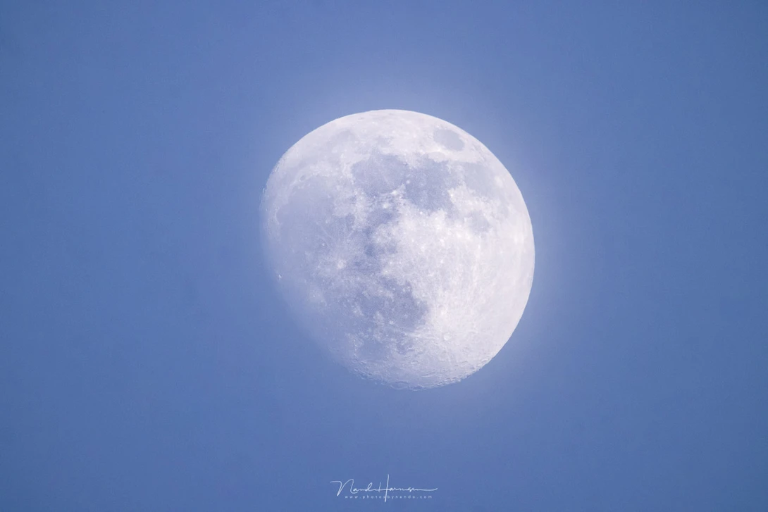 An image of the moon, shot with the RF 800mm and RF 2x teleconverter. The image quality will suffer, but also the atmospheric conditions didn't help to achieve a lot of sharpness. (Canon EOS R5 with RF 800mm and RF 2x TC - f/22 - ISO2000 - 1/125s)
