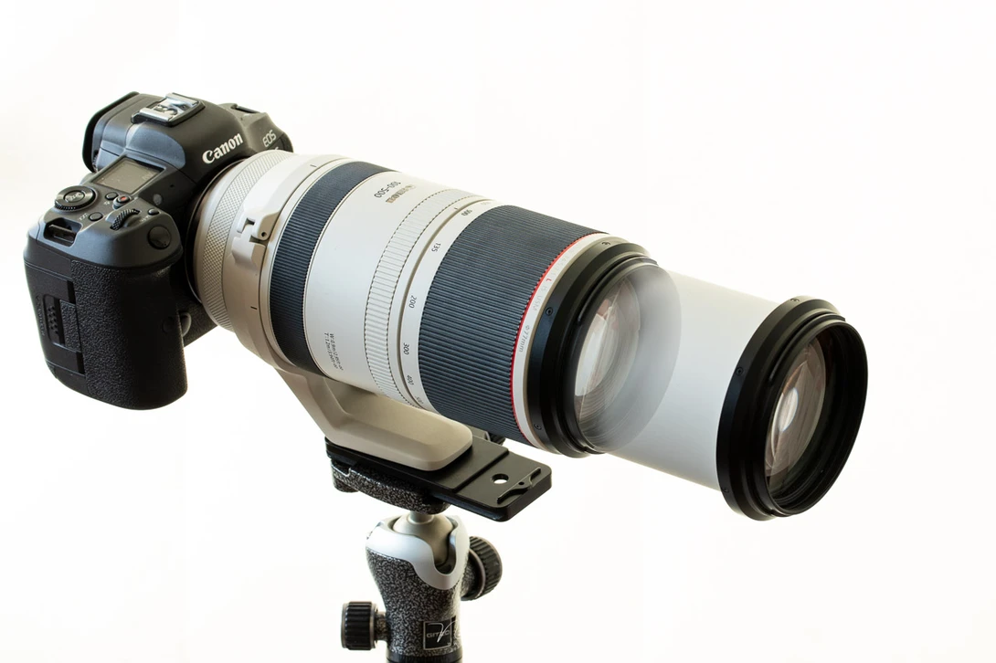 The RF 100-500L will extend when zooming. At the same time the aperture will go from f/4.5 to f/7.1