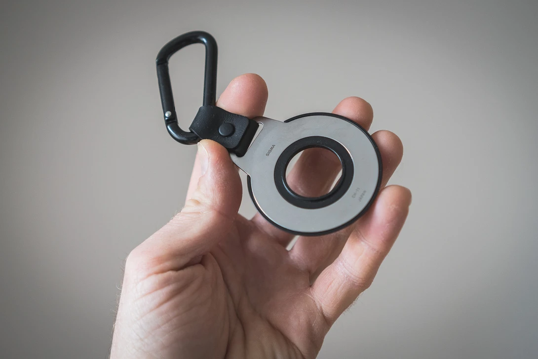 Sigma magnetic lens cap holder