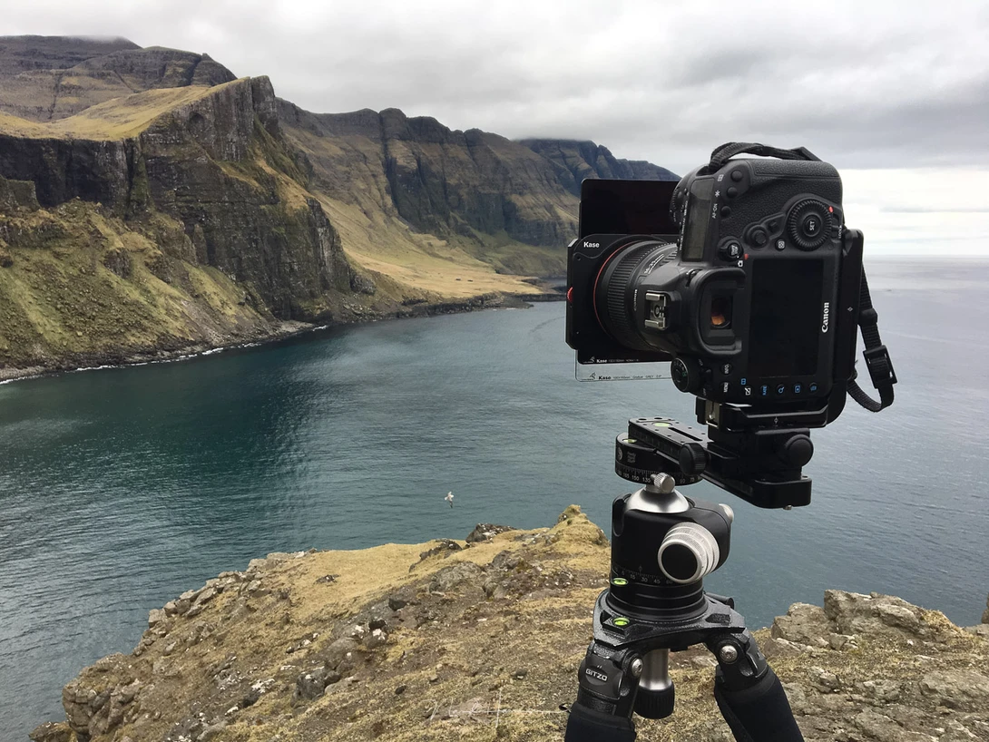 A normal nodal slide allows parallax free panorama shooting, but only a one row panorama with the horizon in the middle of the frame
