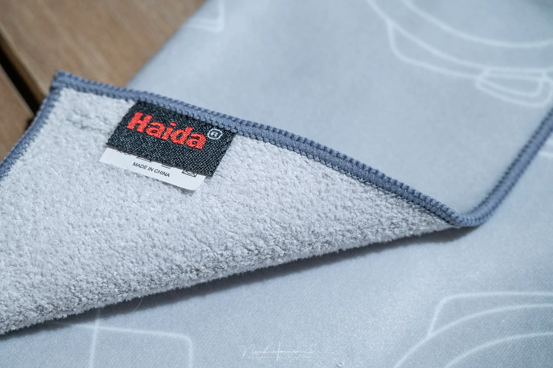 One side is made of a Microfiber cloth, the other side is the Magic Stick-It material.
