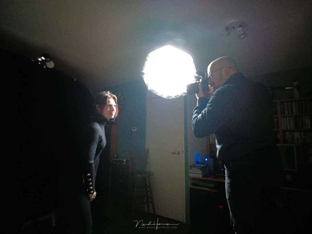 A behind the scenes impression while photographing Ilke in the living-room studio