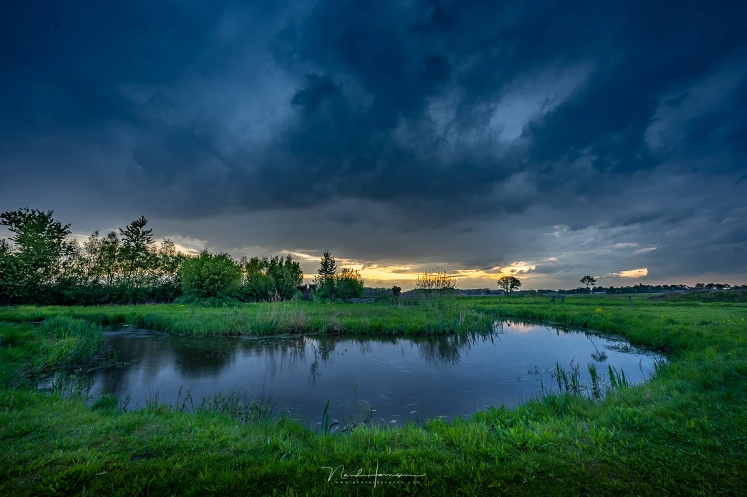 Dark clouds at sunset, just before the rain came down (Sony A1, FE 12-24mm at 12mm, ISO 400, f/11, 1/10 s)