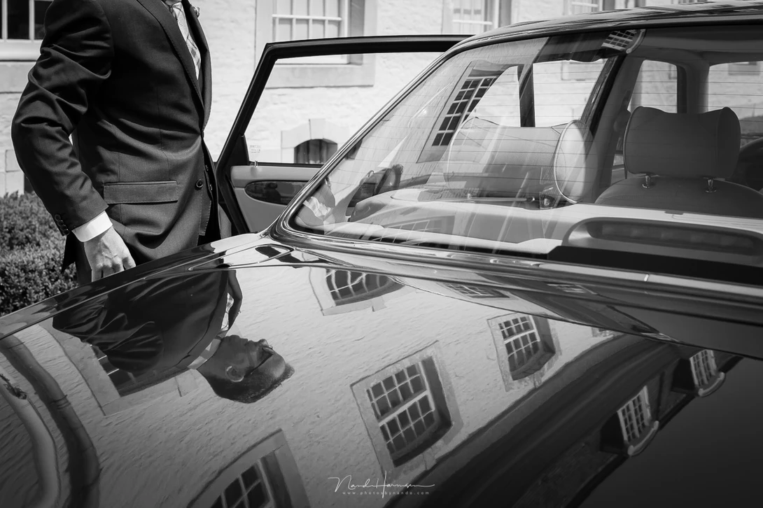 The metal hood of this car worked as a mirror.&nbsp;