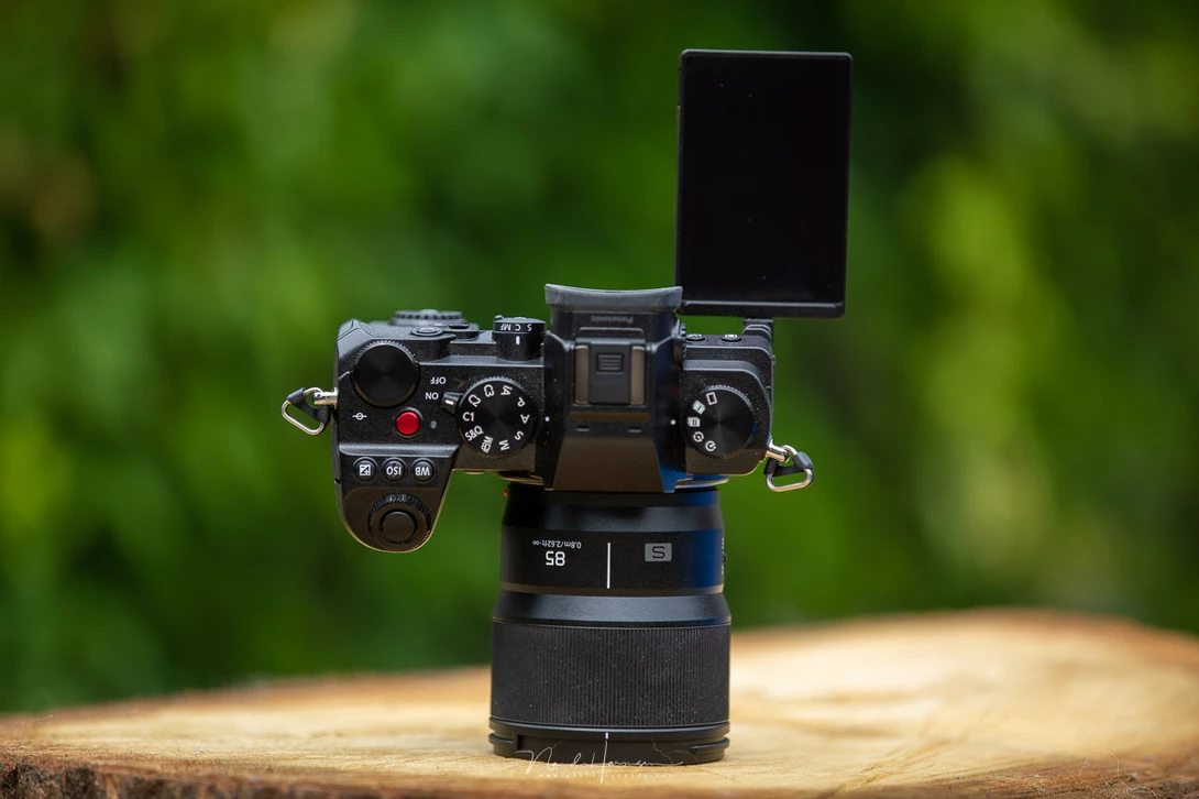 The Lumix S5 has a fully articulating LCD touch screen.&nbsp;