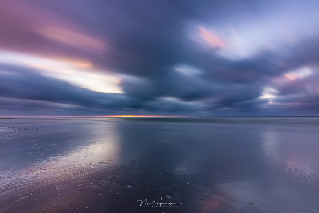 Minimalistic&nbsp;beach during incomming tide at sunset. I used the Haida NanoPro Magnetic ND&nbsp;3.0 filter (16mm, ISO 100, f/10, 60 s)