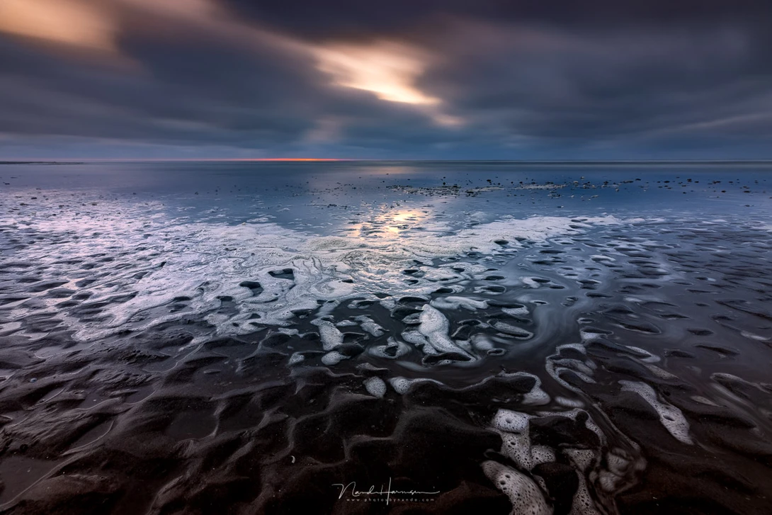 Incomming tide at the beach during sunset, shot with the Haida NanoPro magnetic ND 3.0 filter (16mm, ISO 100, f/10, 60 s)