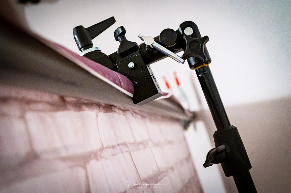 A Manfrotto Superclamp is very handy. Also for my background system. Now I only need one light stand. But it is another step away from a DIY sollution.
