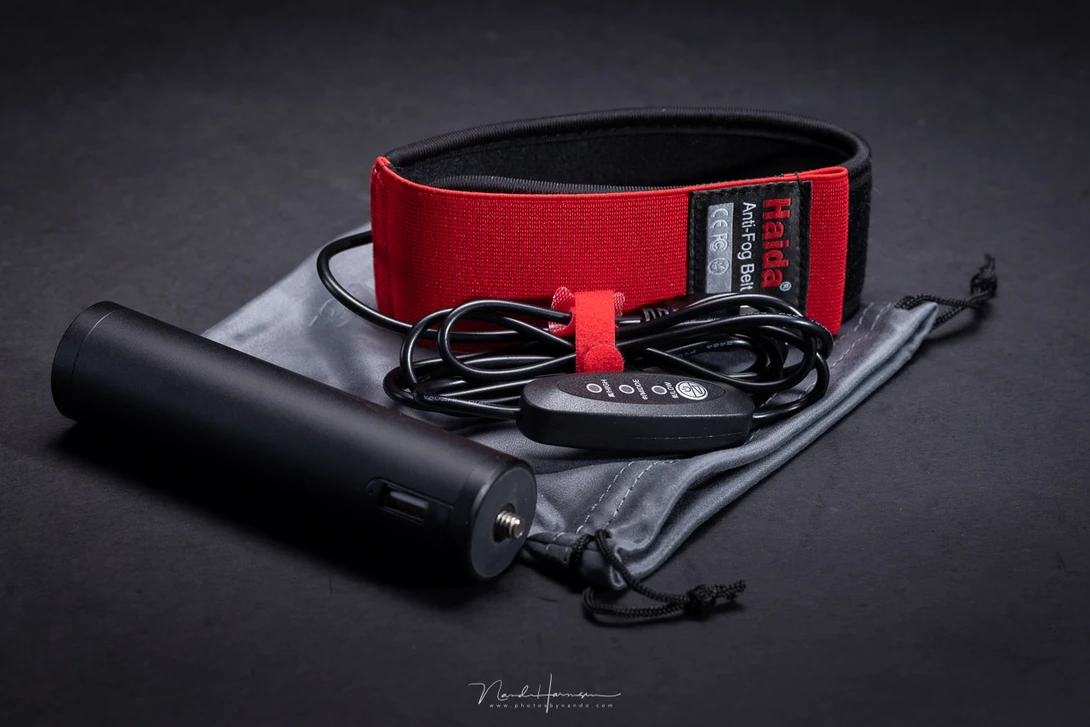 The Haida Anti-Fog Belt comes with a simple pouch. It is big enough to add a powerbank. The ropes to close the pouch can be used to hang it on the tripod.