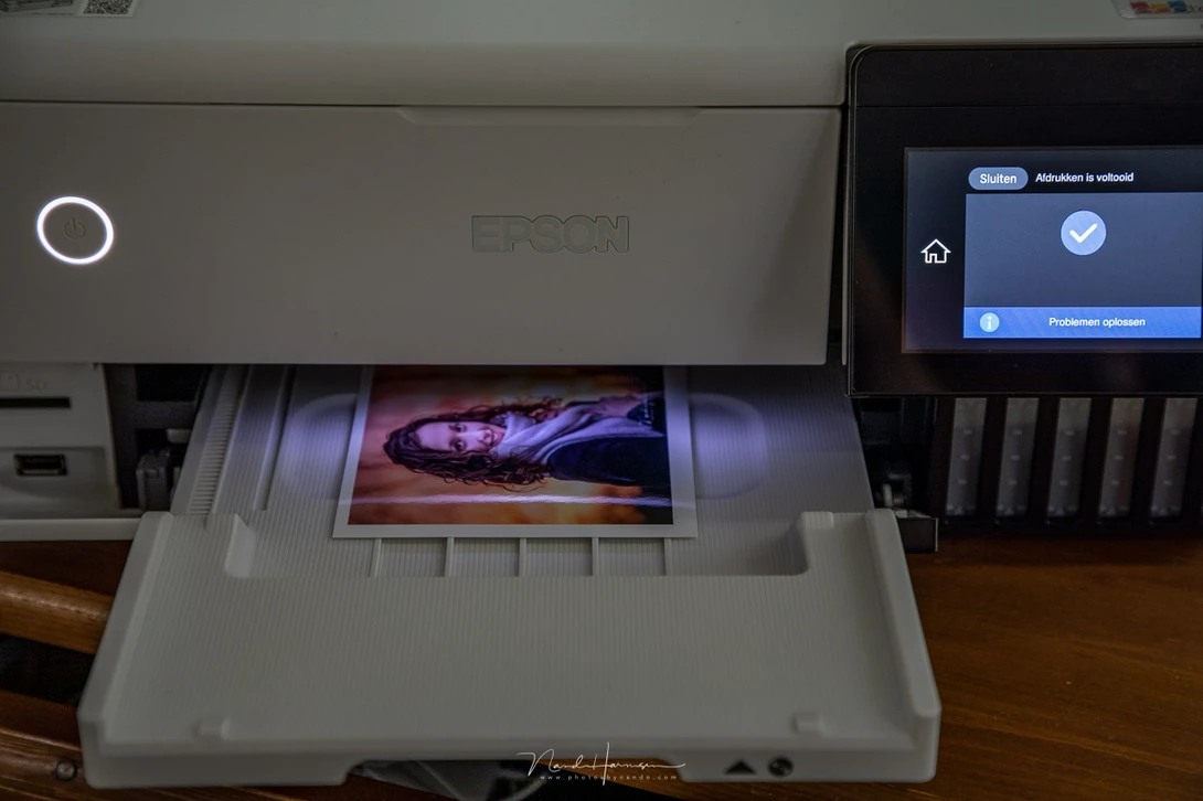 A blue LED while printing is a nice touch. But in daylight it is difficult to see.